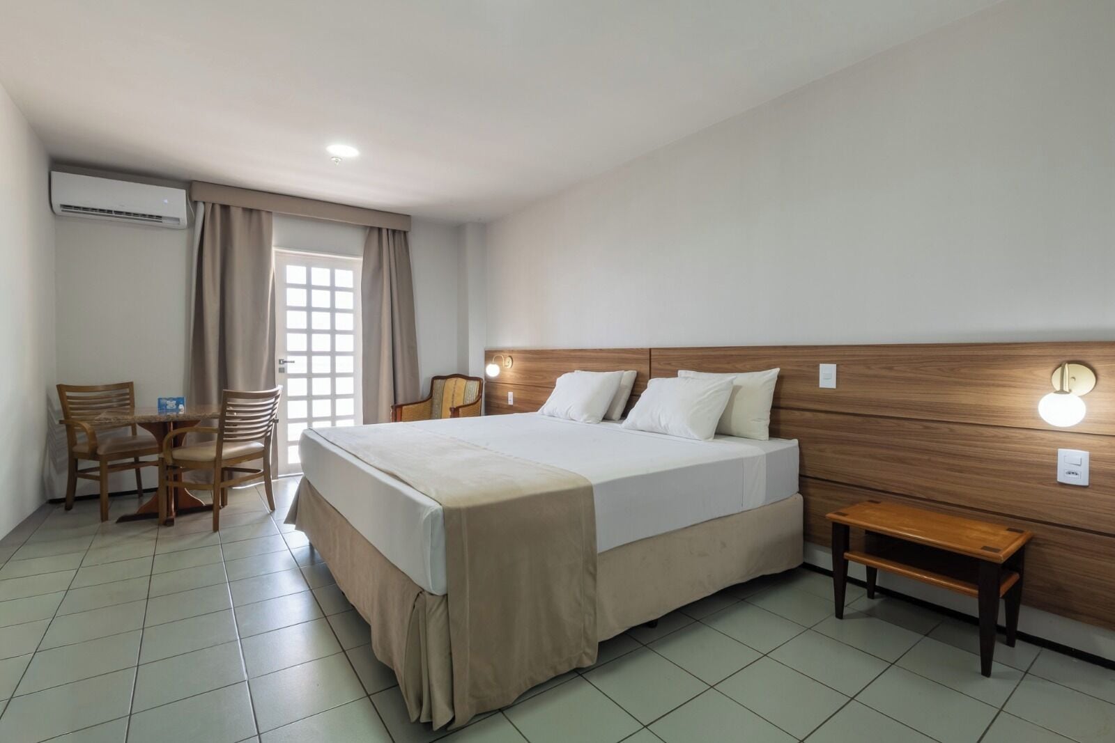 Quarto Luxo Casal | Minibar, desk, laptop workspace, free WiFi