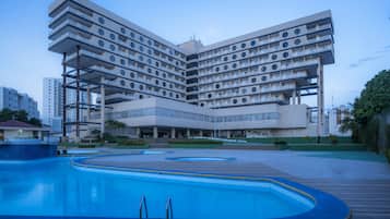 Una piscina al aire libre, tumbonas