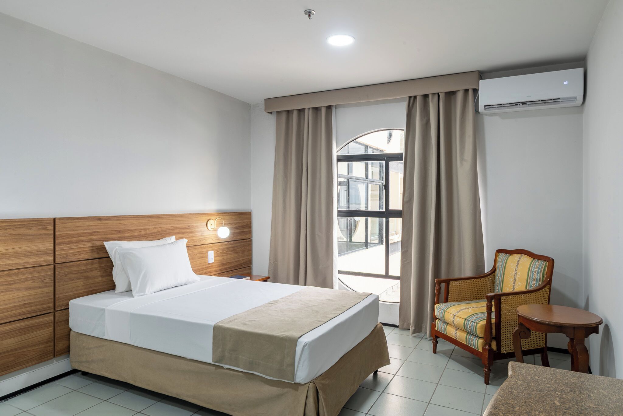 Minibar, desk, laptop workspace, free WiFi