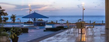 Außenpool, Liegestühle