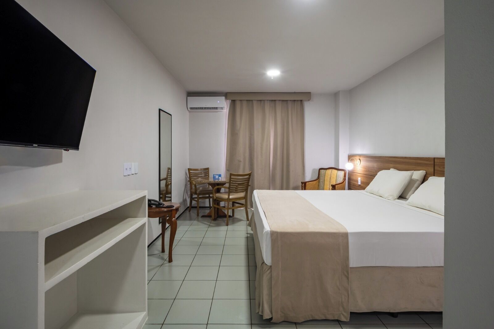 Quarto Luxo Casal | 迷你吧、办公桌、笔记本电脑工作区、免费 WiFi