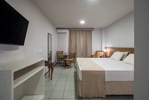 Minibar, escritorio, espacio para trabajar con laptop y wifi gratis 