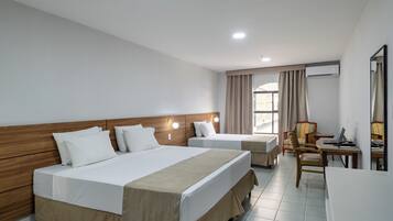 Minibar, escritorio, espacio para trabajar con laptop y wifi gratis