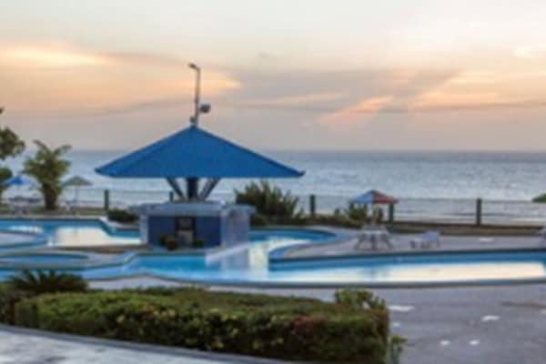 Una piscina al aire libre, tumbonas