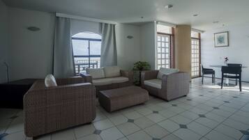 Superior-Suite, Meerblick | Minibar, Schreibtisch, laptopgeeigneter Arbeitsplatz, kostenloses WLAN