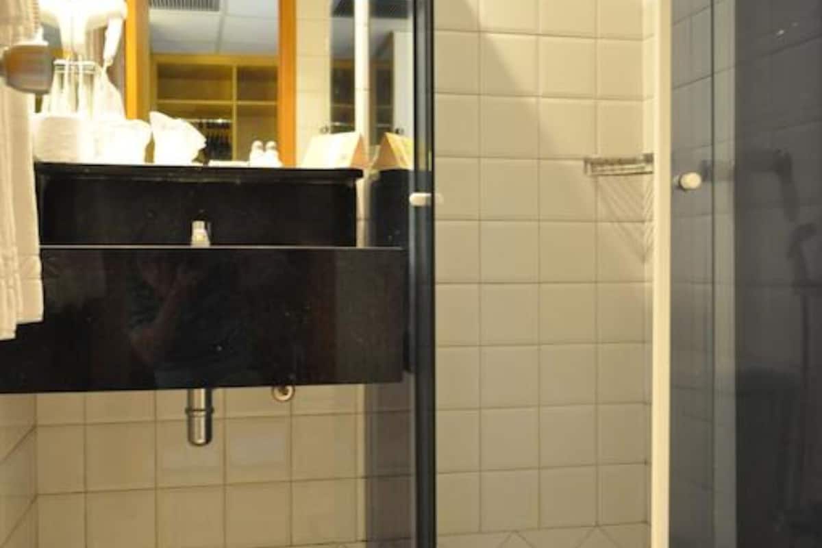 shower, free toiletries, towels