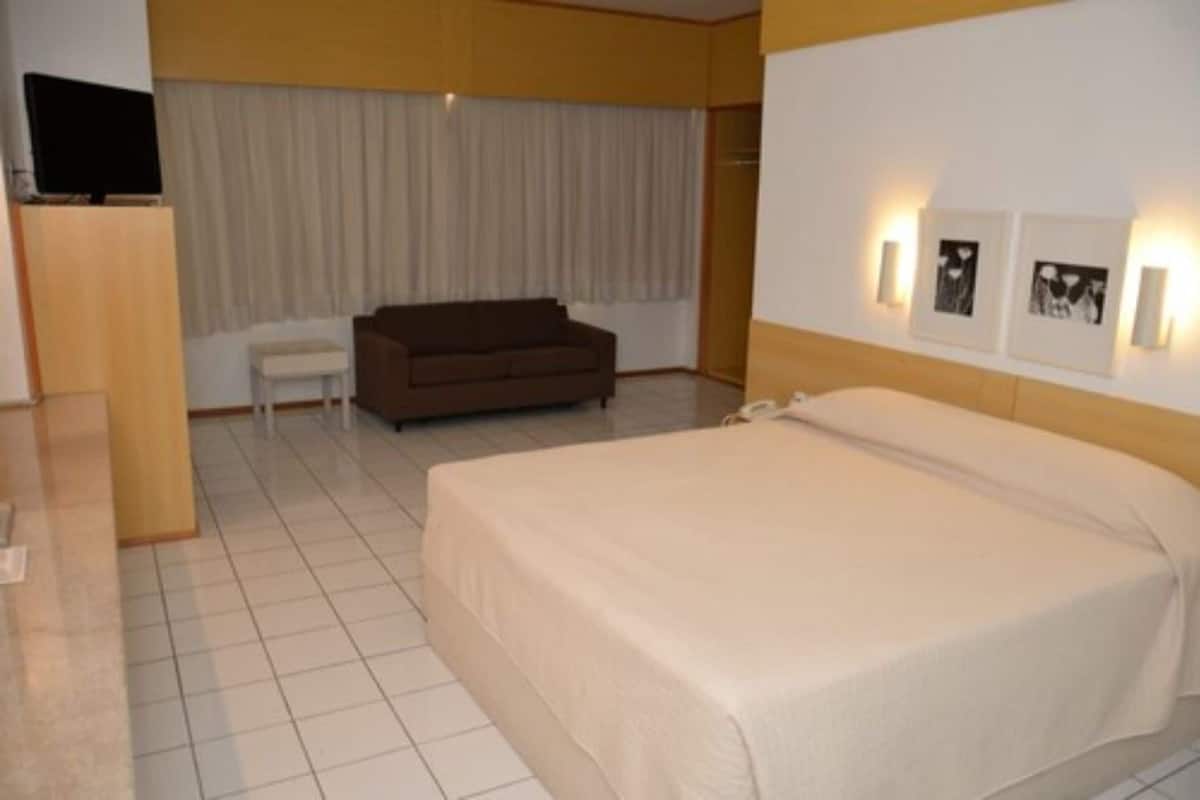 Minibar, blackout drapes, free WiFi, bed sheets