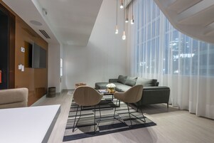 Penthouse | Minibar, pengeskab på værelset, skrivebord, lydisolering