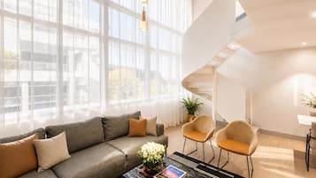 Penthouse | Zona de estar | Televisión de 32 pulgadas con canales por cable