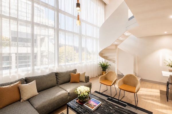 Penthouse | Living area | 32-inch TV with cable channels, iPod dock
