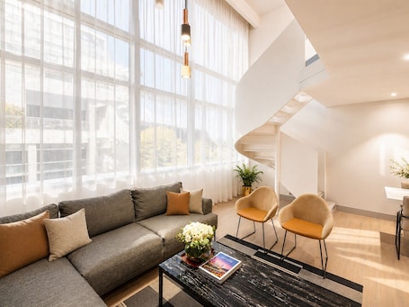 Penthouse | Living area | 32-inch TV with cable channels, iPod dock
