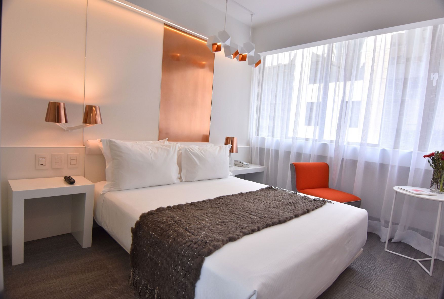 Minibar, caja de seguridad en la habitación y escritorio 