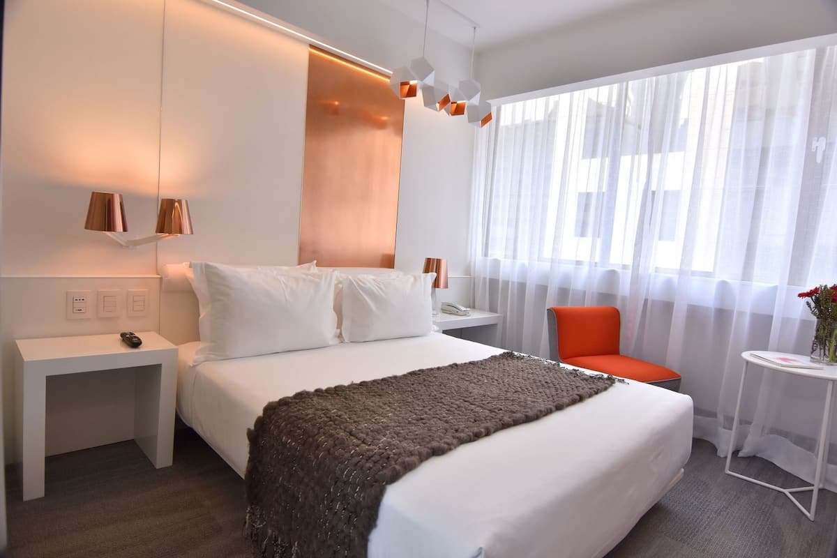 Minibar, caja de seguridad en la habitación y escritorio