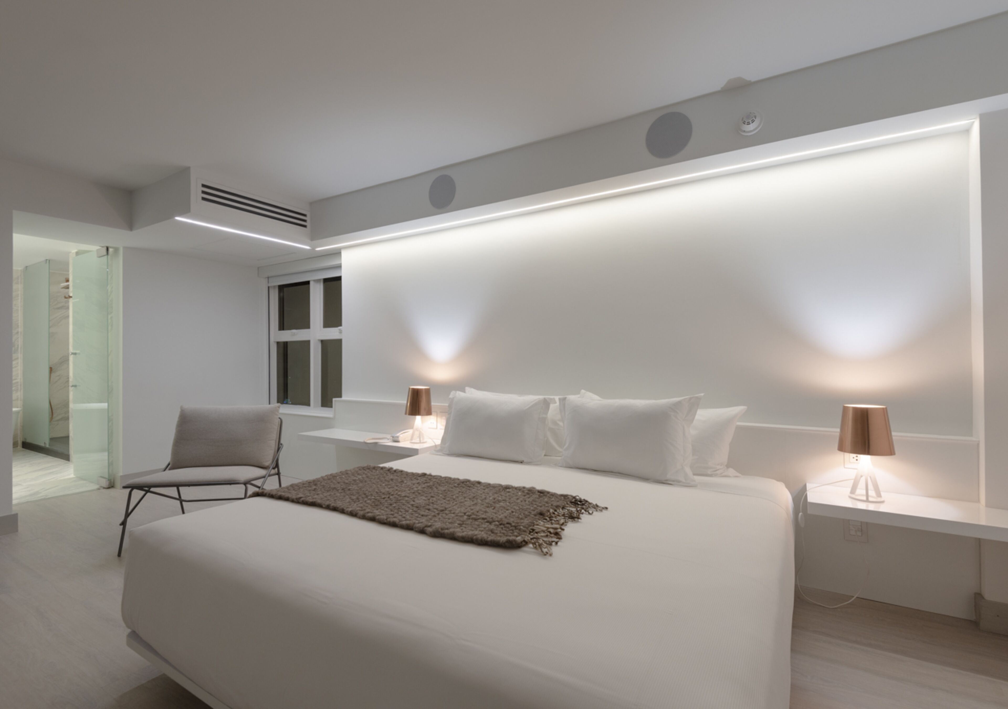 Minibar, caja de seguridad en la habitación y escritorio 