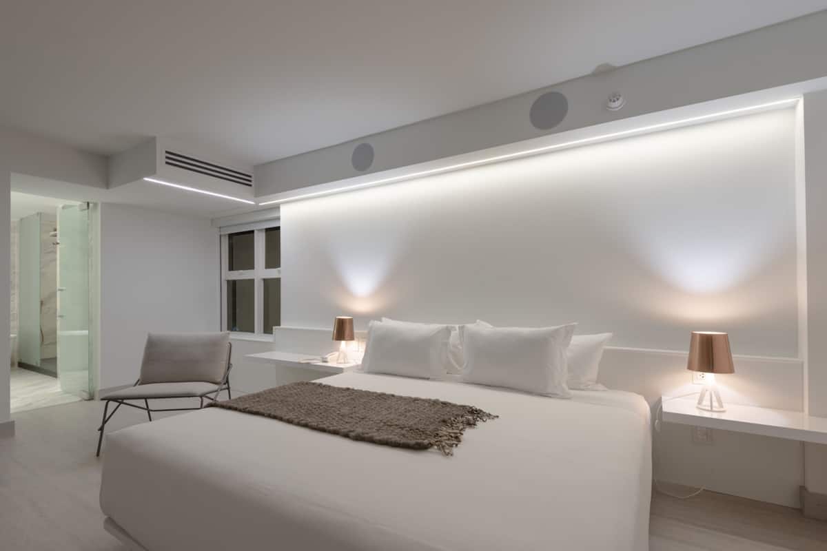 Minibar, caja de seguridad en la habitación y escritorio