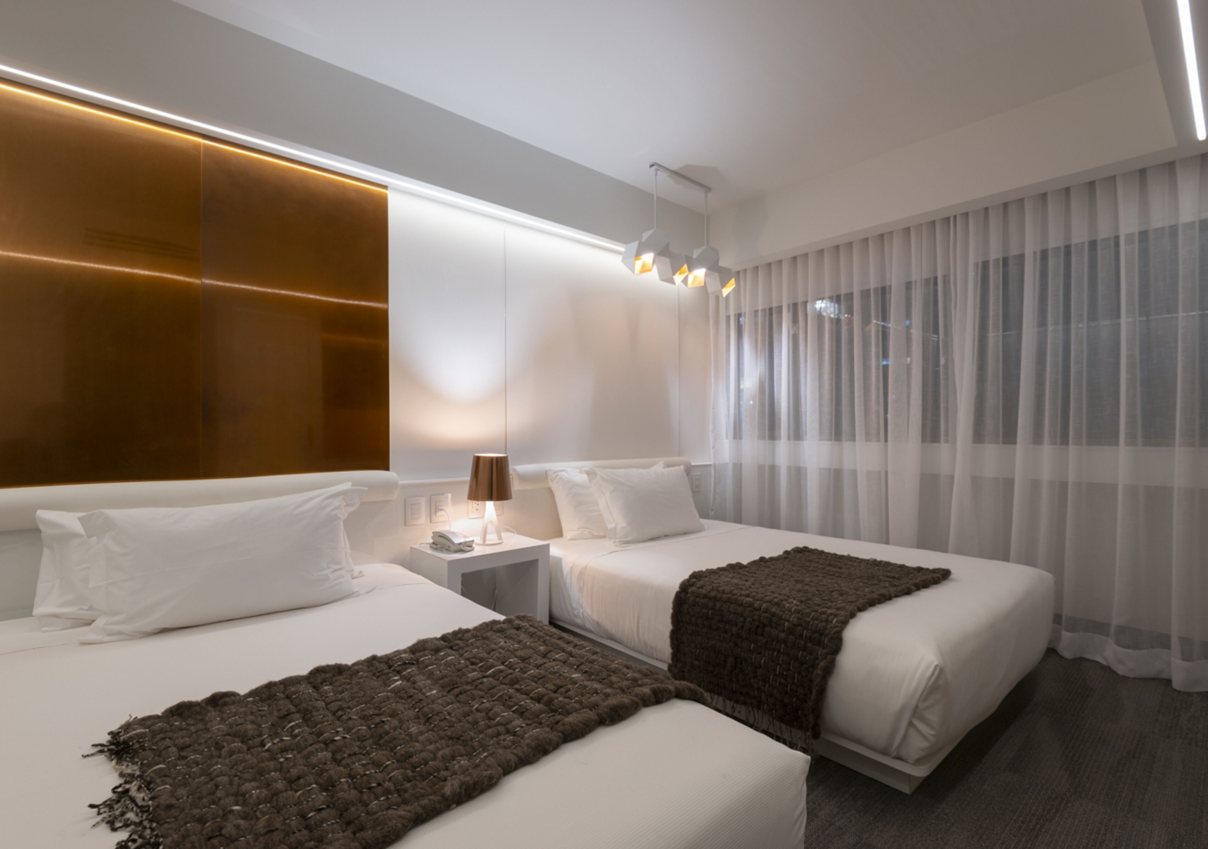 Minibar, caja de seguridad en la habitación y escritorio 