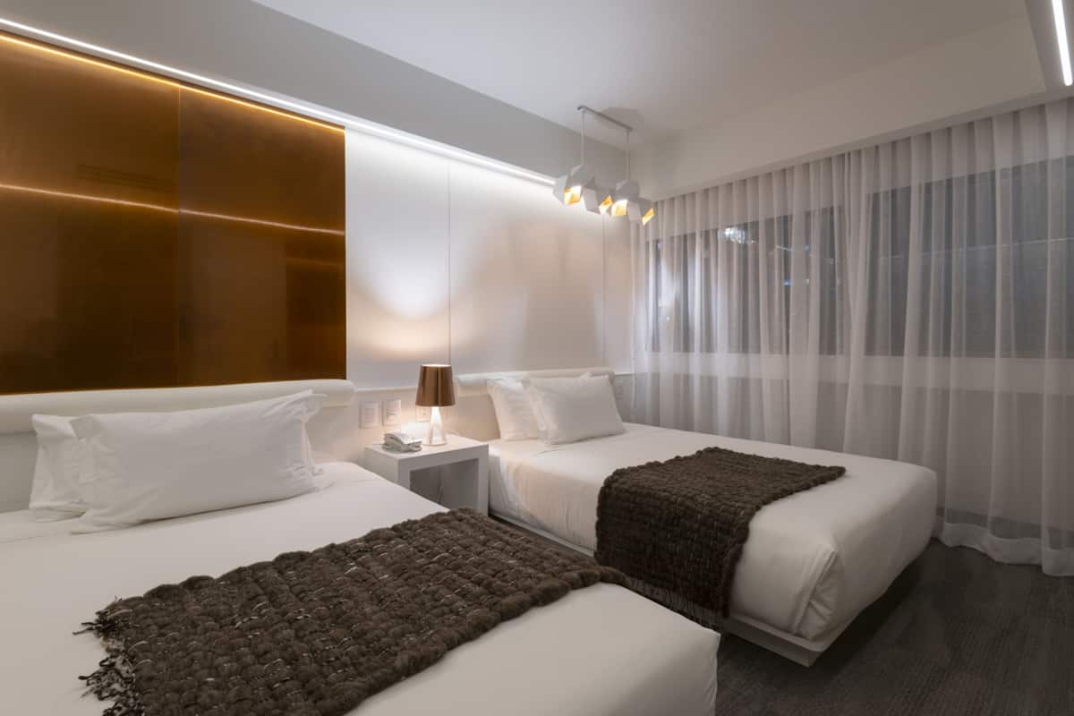 Minibar, caja de seguridad en la habitación y escritorio