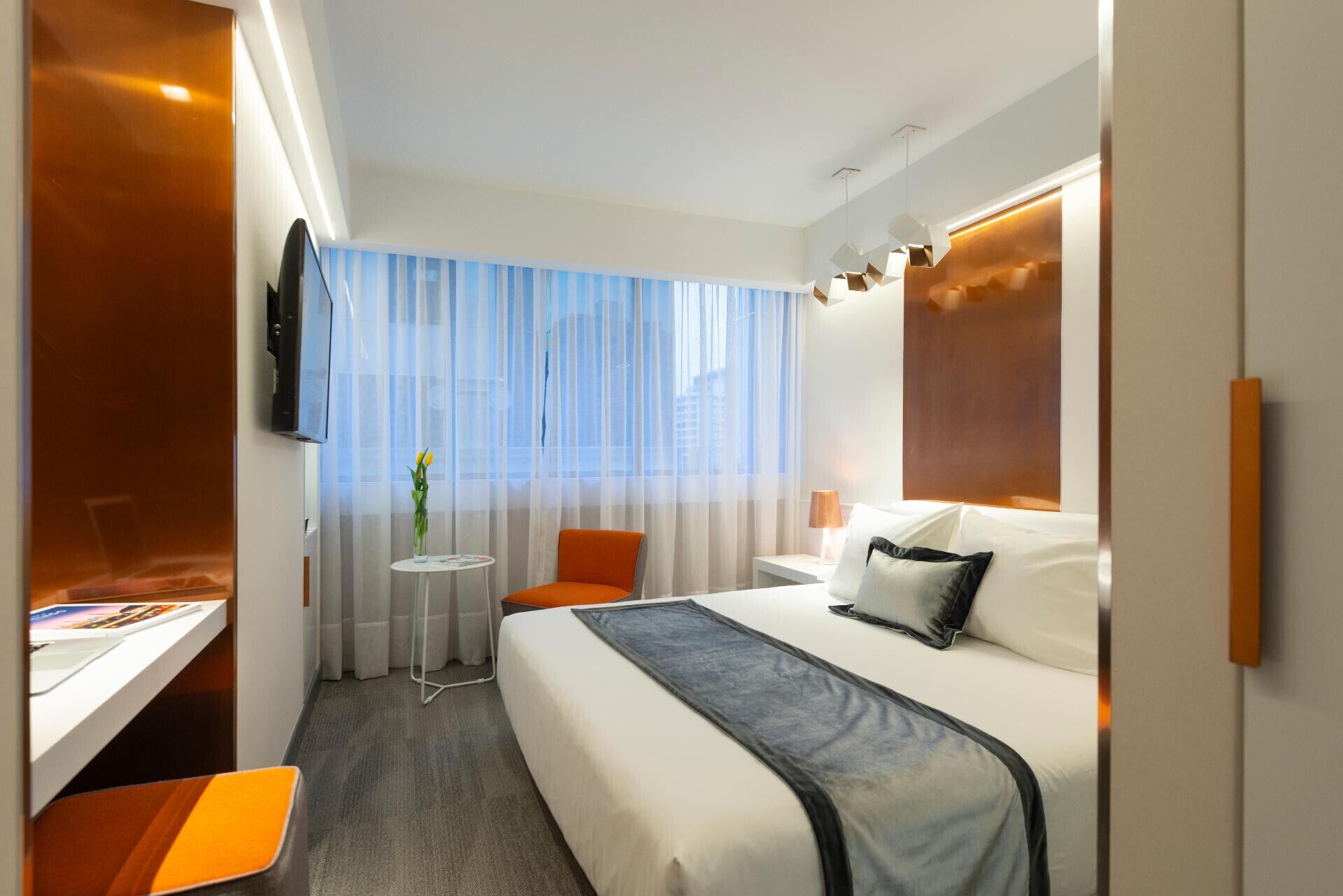 Minibar, caja de seguridad en la habitación y escritorio 