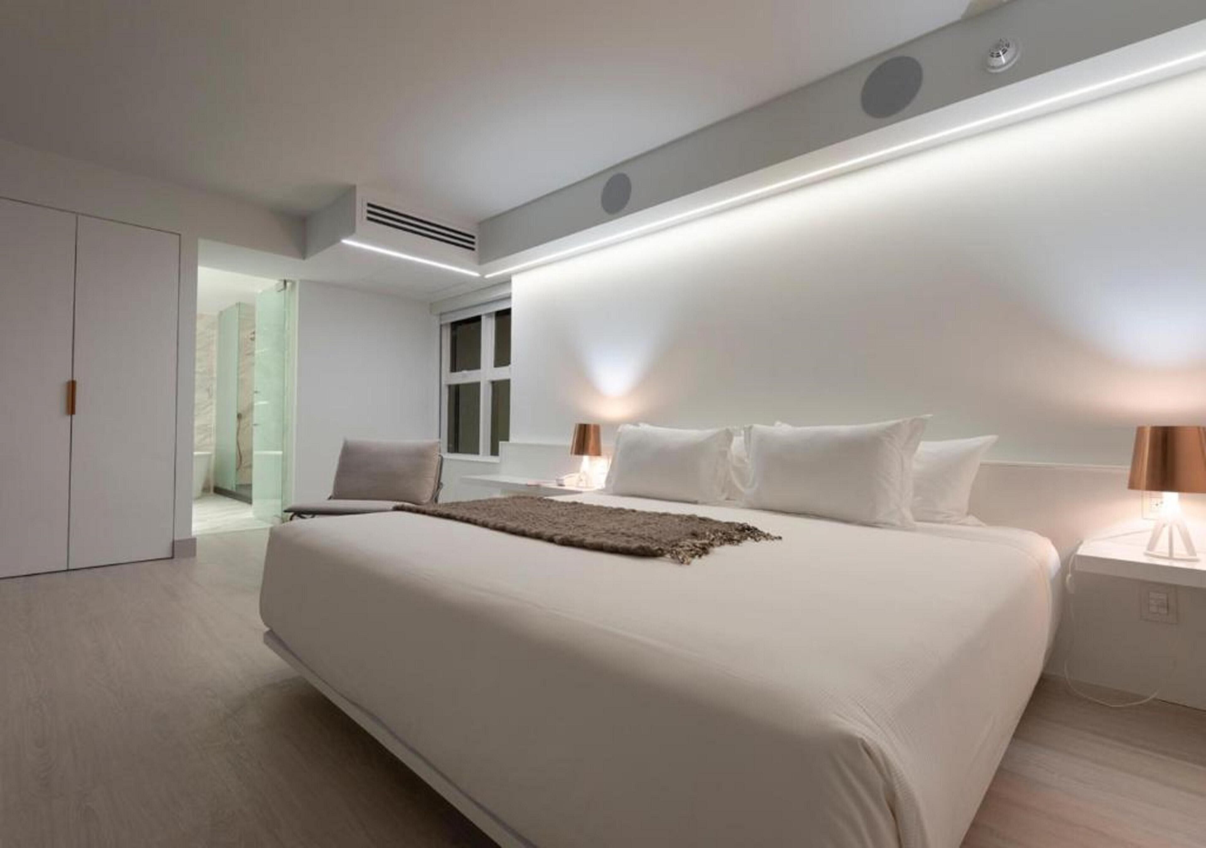Minibar, caja de seguridad en la habitación y escritorio 