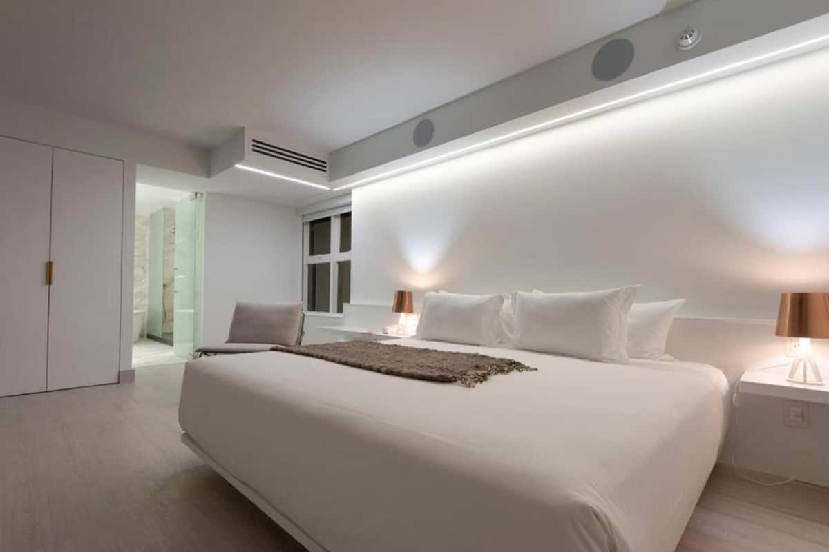 Minibar, caja de seguridad en la habitación y escritorio