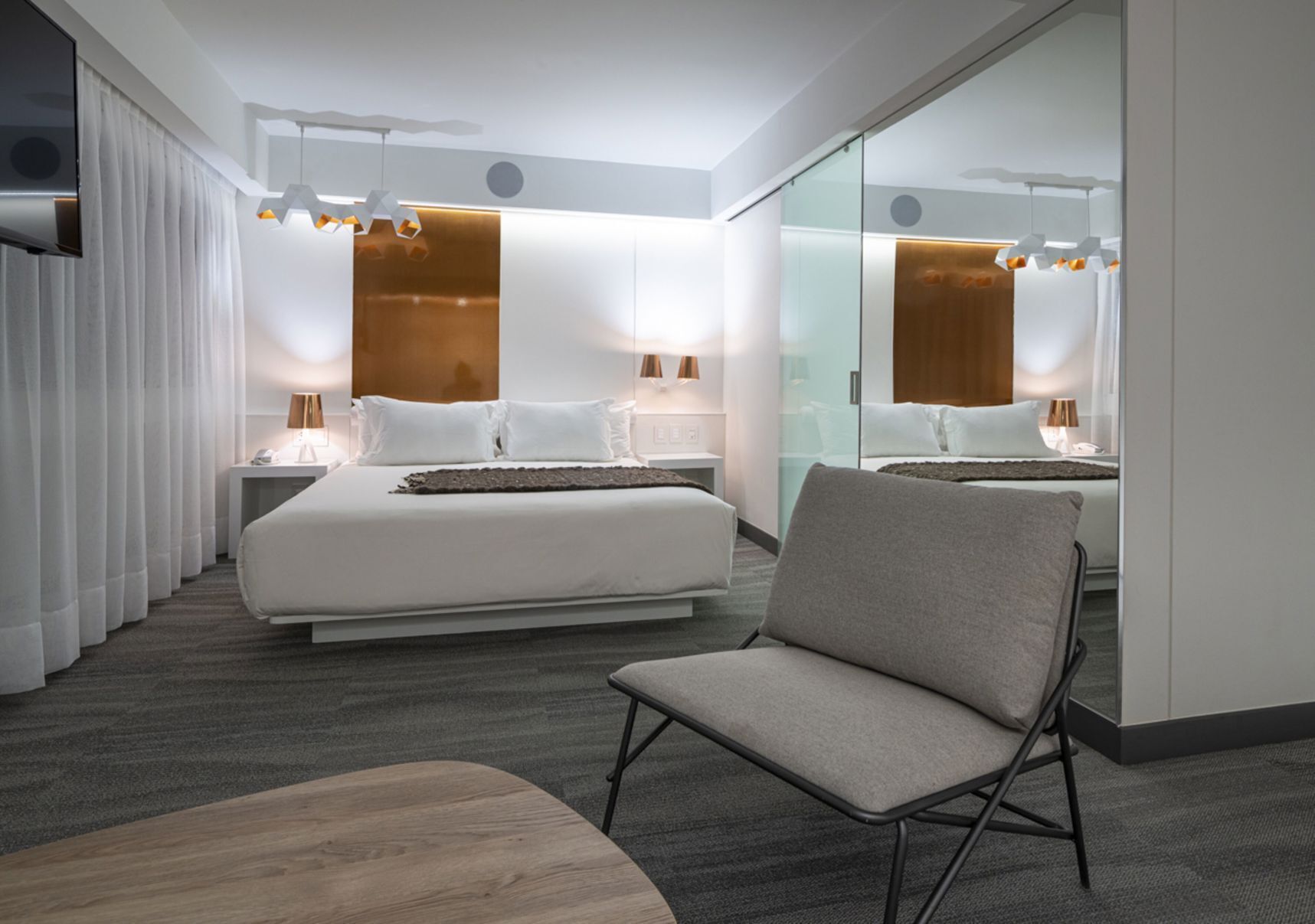 Minibar, caja de seguridad en la habitación y escritorio 