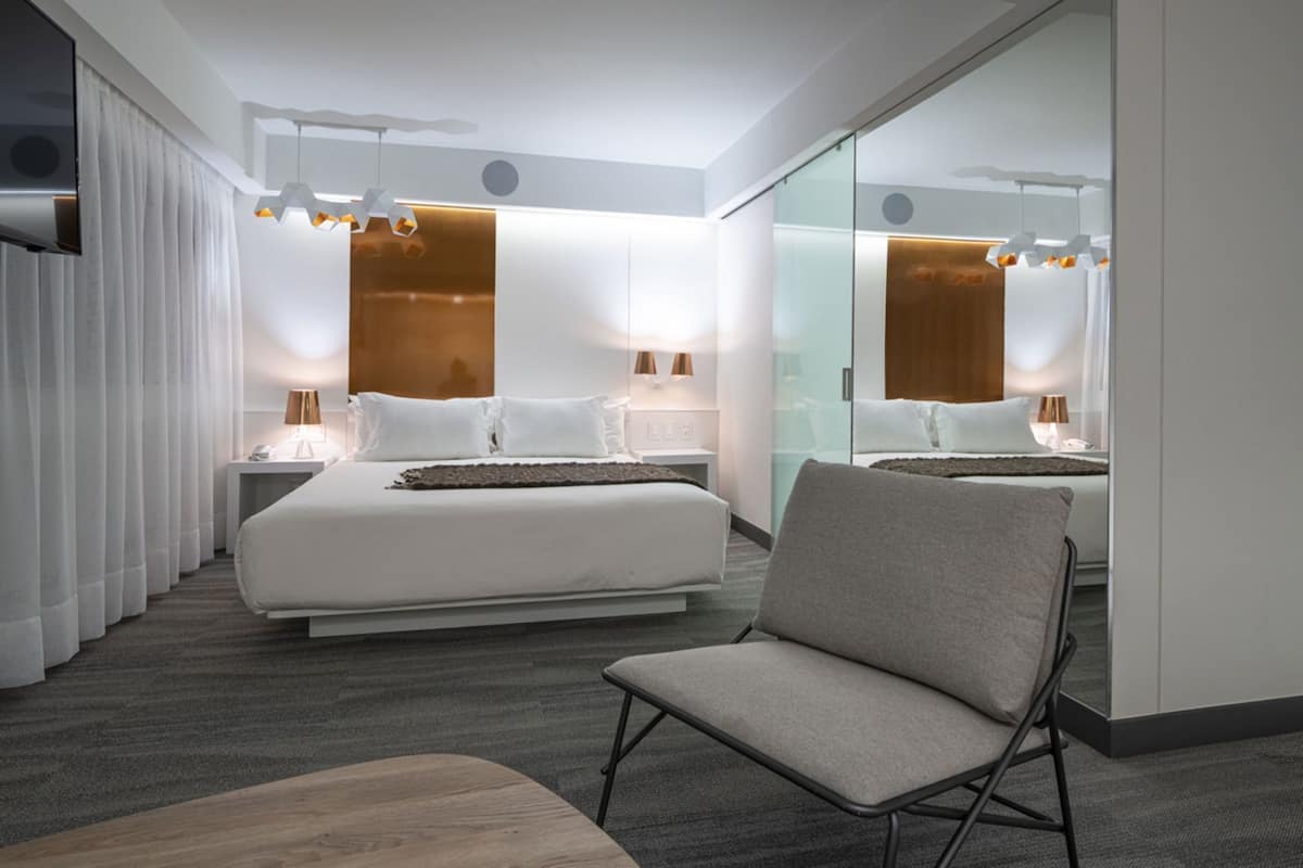 Minibar, caja de seguridad en la habitación y escritorio