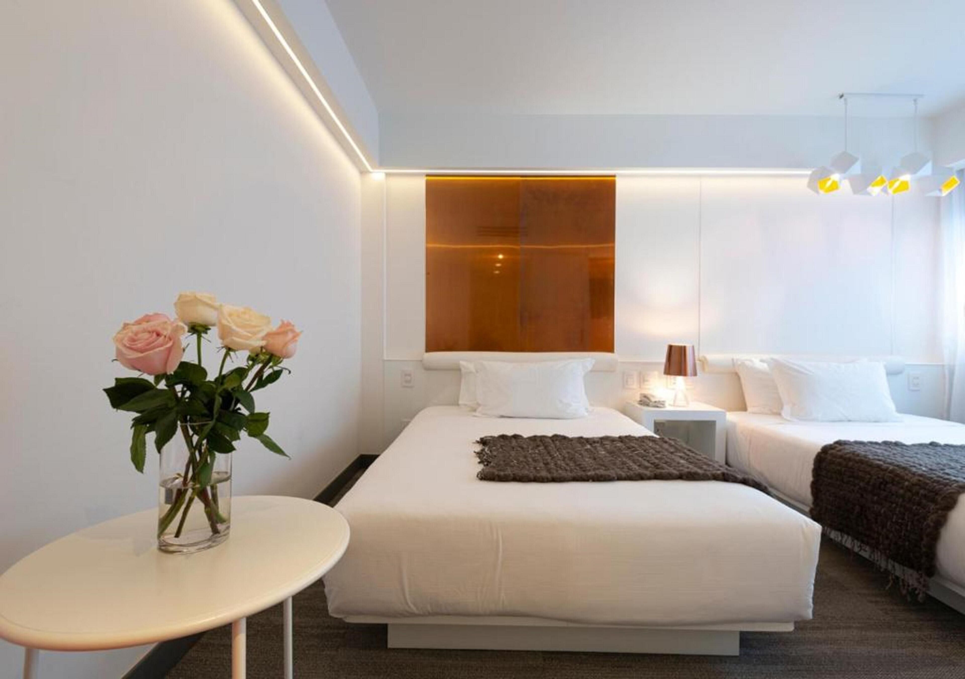 Minibar, caja de seguridad en la habitación y escritorio 