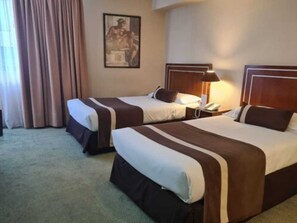 Minibar, caja de seguridad en la habitación, wifi gratis y ropa de cama 