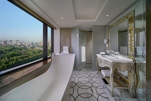 Allergitestade sängkläder, minibar och värdeförvaringsskåp på rummet