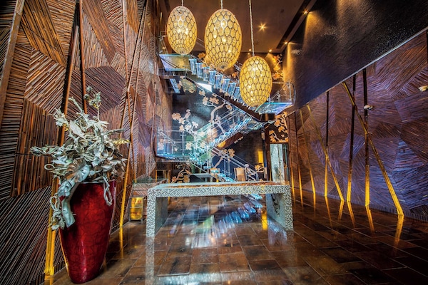 Melayani sarapan, makan siang, makan malam; dengan pemandangan taman