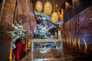 供应早餐、午餐和晚餐，本地与国际菜，花园景观