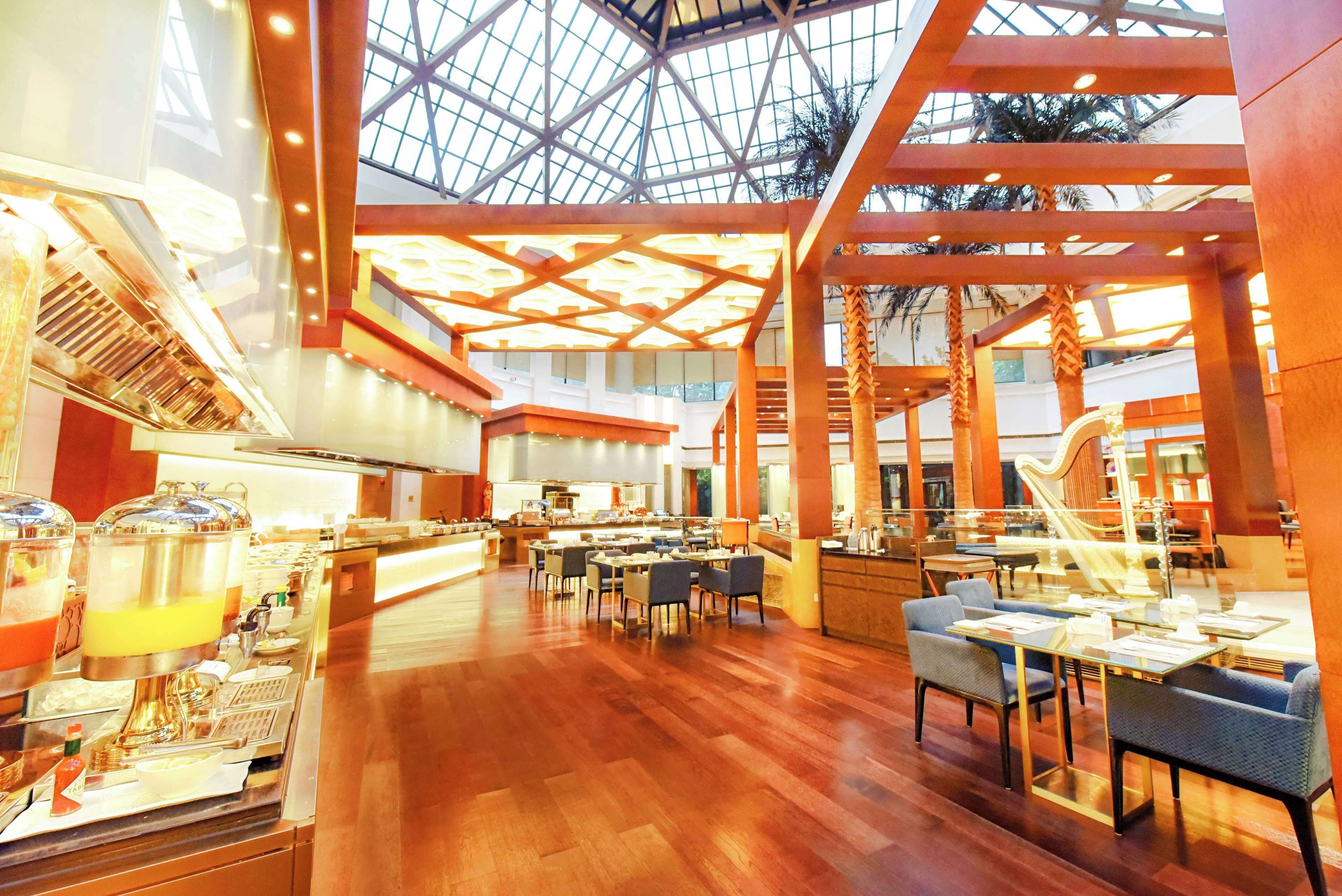 供应早餐、午餐和晚餐，本地与国际菜，花园景观