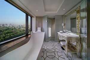 雨淋花灑、名牌梳洗用品、風筒、浴袍