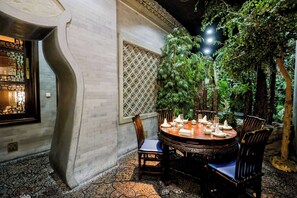 Ofereix vistes al jardí i s'hi serveixen esmorzars, dinars i sopars