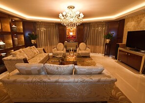 Hypo-allergenic bedding, minibar, in-room safe, desk
