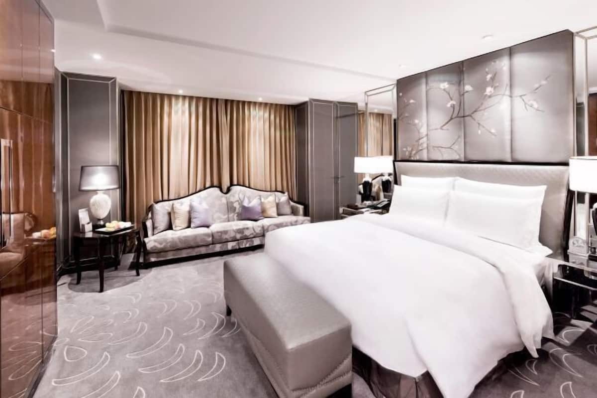 1 bedroom, hypo-allergenic bedding, minibar, in-room safe
