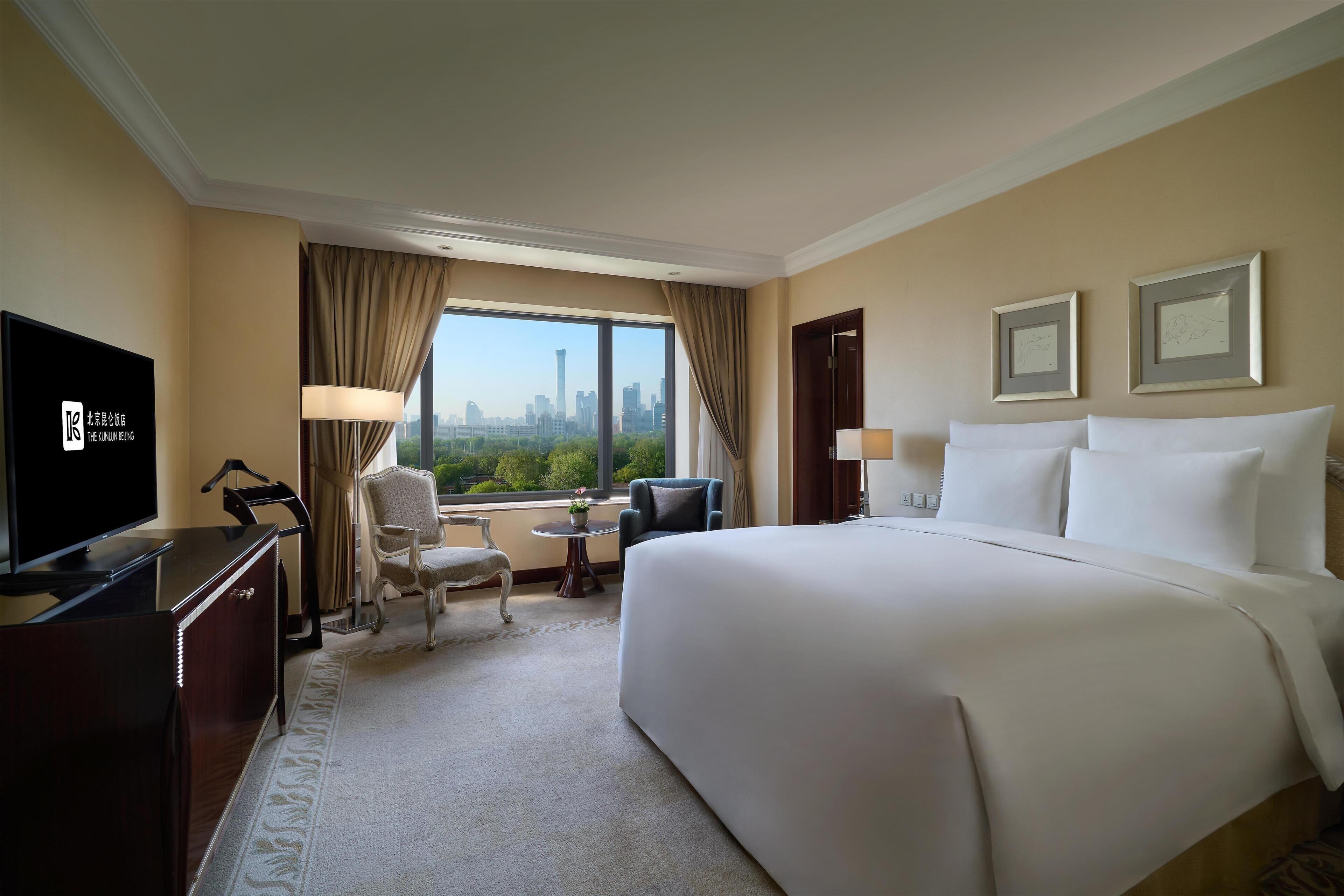 Hypo-allergenic bedding, minibar, in-room safe, blackout curtains