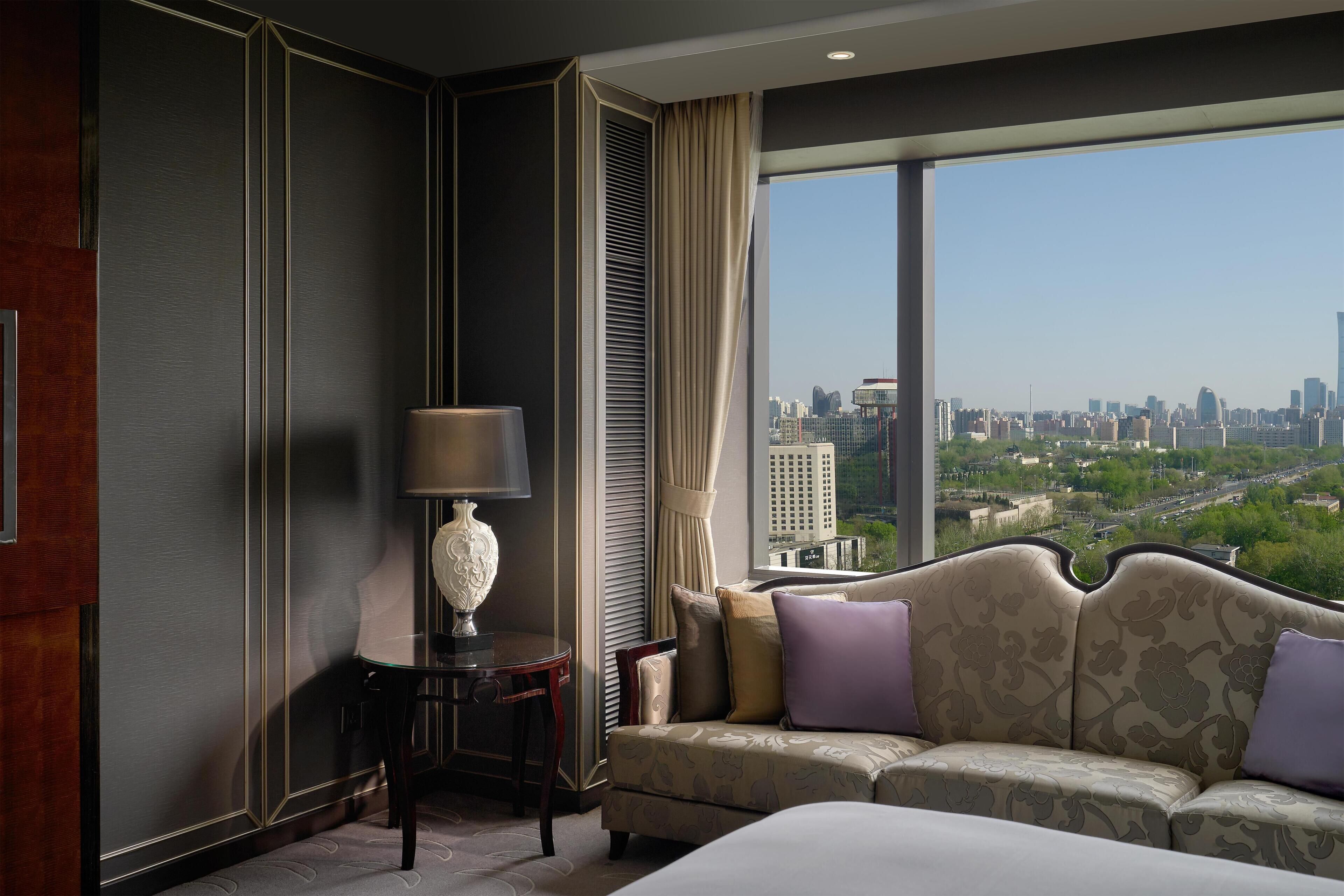 Hypo-allergenic bedding, minibar, in-room safe, blackout curtains