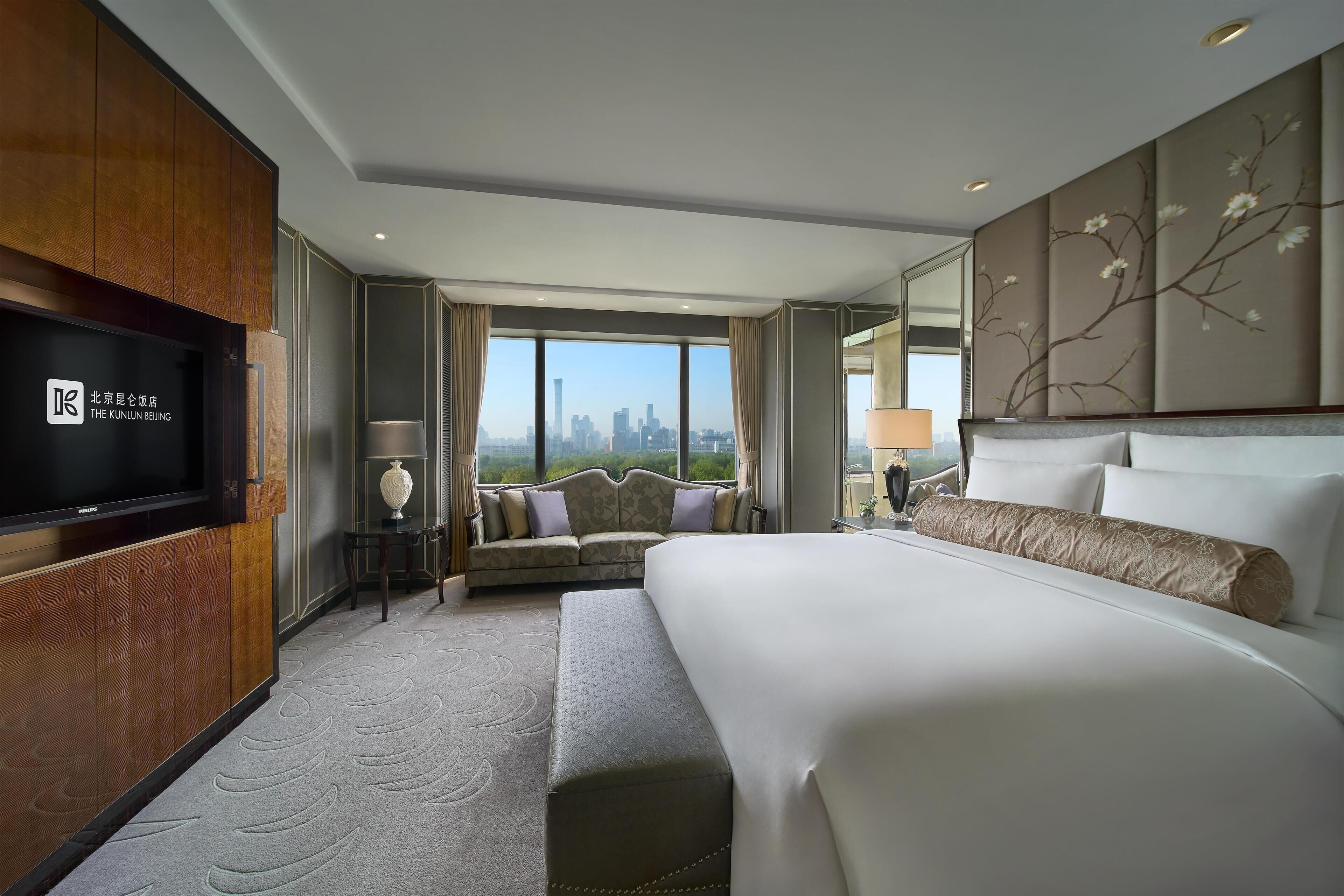 Hypo-allergenic bedding, minibar, in-room safe, blackout curtains