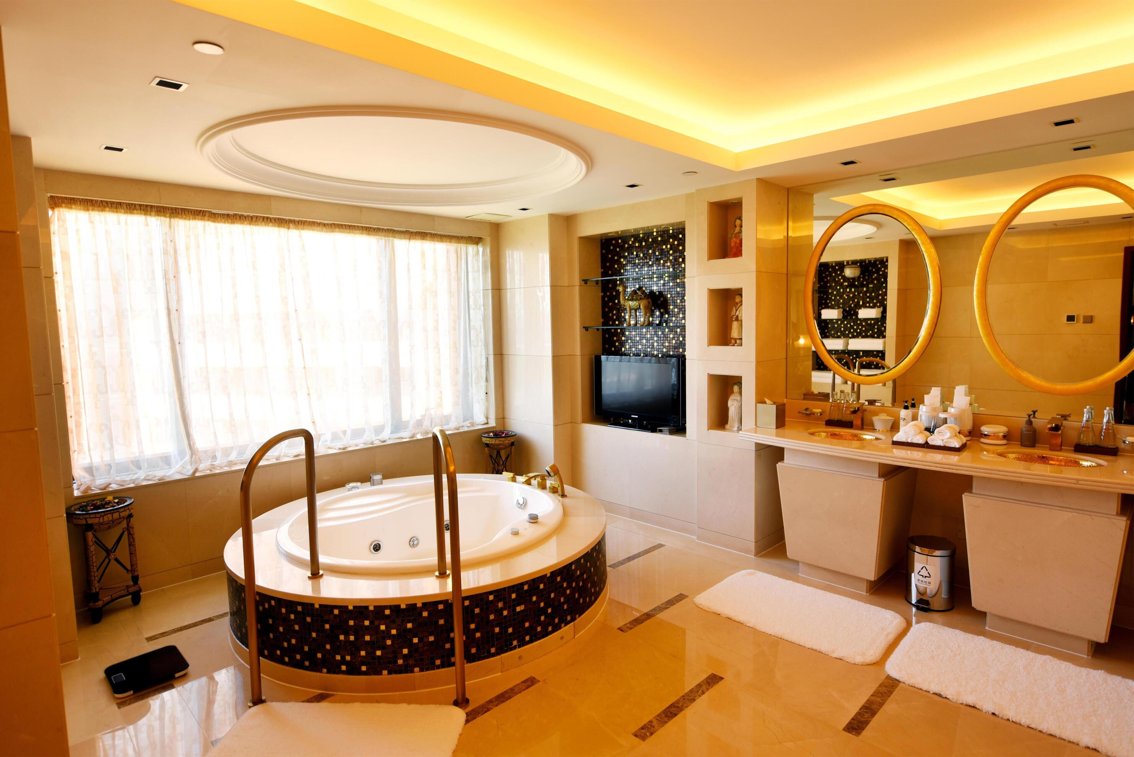 เรนชาวเวอร์, ของใช้ในห้องน้ำระดับพรีเมียม, ไดร์เป่าผม, เสื้อคลุมอาบน้ำ