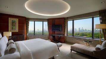 Hypo-allergenic bedding, minibar, in-room safe, blackout drapes