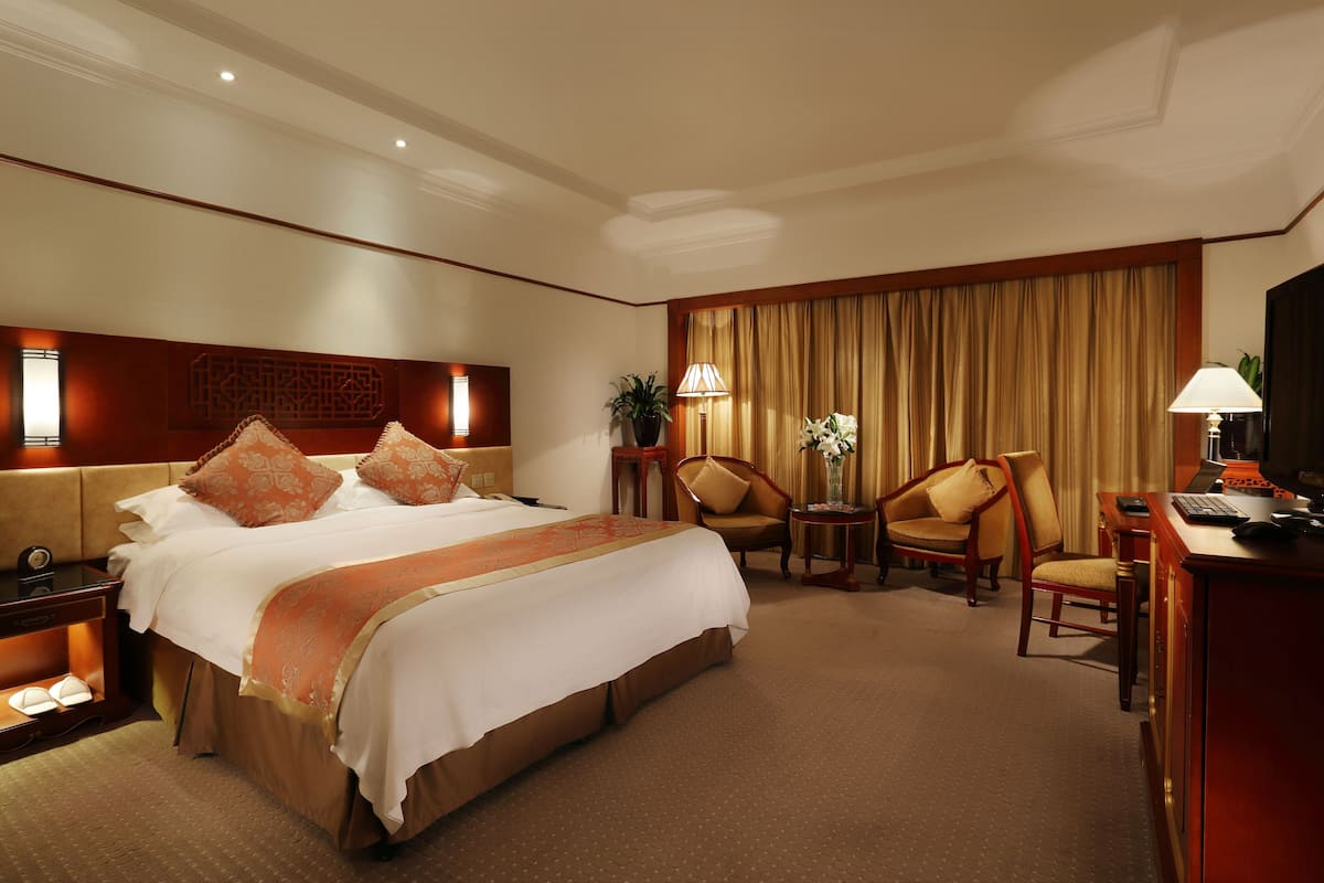 Club Room | In-room safe, desk, iron/ironing board (on request), cribs (free)