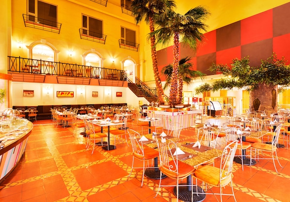 4 restaurants, breakfast served