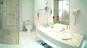 Quarto superior, 3 camas de solteiro | Banheiro | Produtos de toalete grátis, secador de cabelo, chinelos 