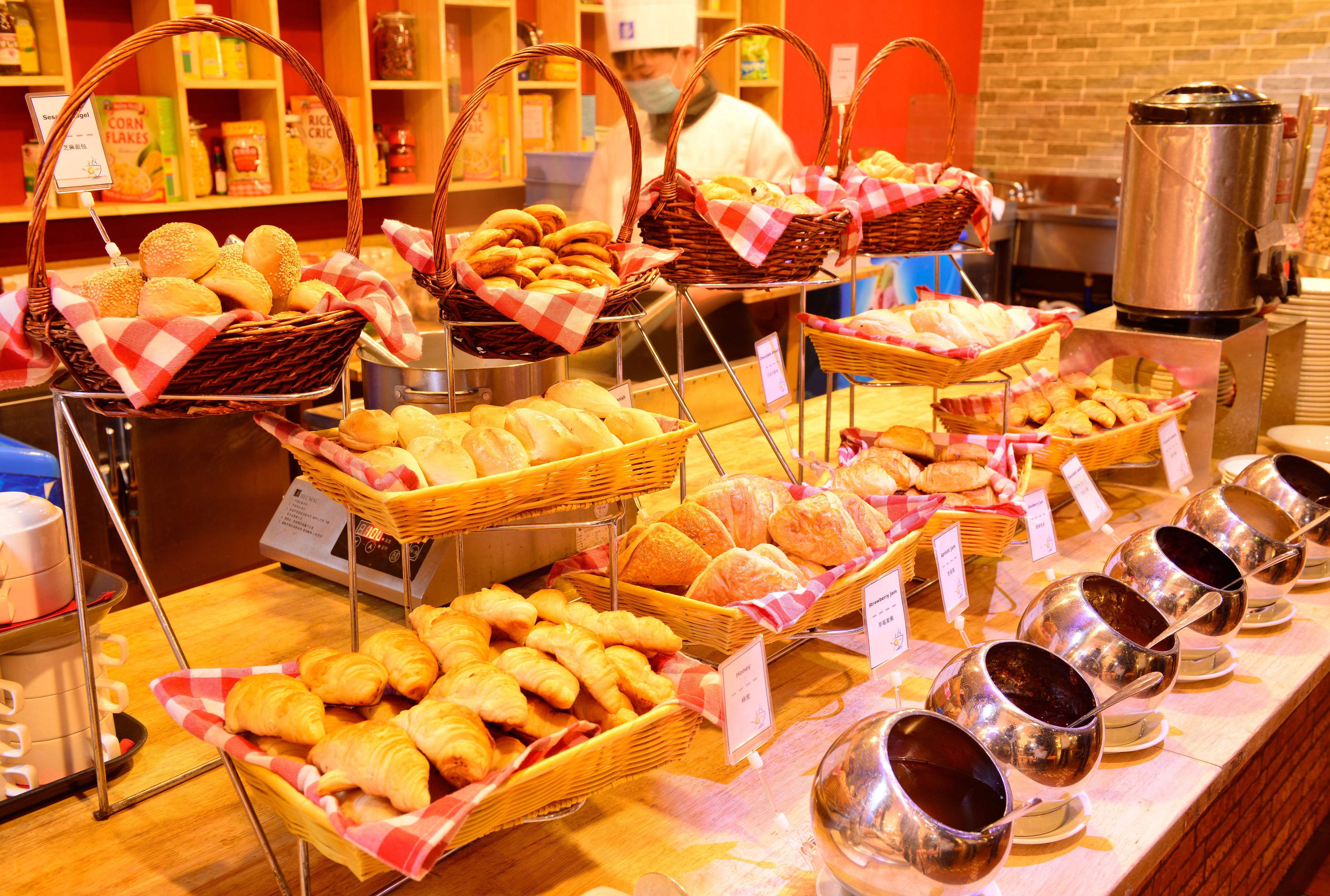 Daily buffet breakfast (CNY 138 per person)