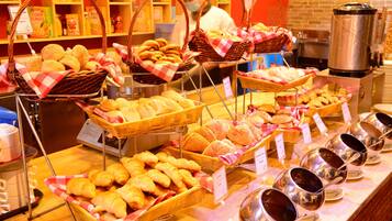 Daily buffet breakfast (CNY 138 per person)