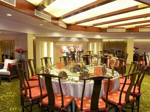3 restaurants; lunch and dinner served - Xiyuan Hotel (Beijing)