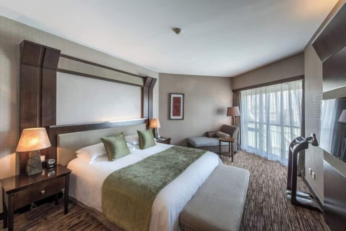 Blackout curtains, free WiFi, bed sheets