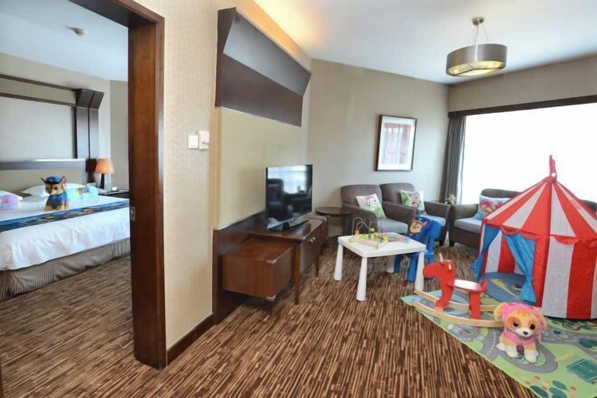 Blackout curtains, free WiFi, bed sheets