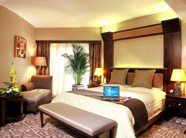 Blackout drapes, free WiFi, bed sheets